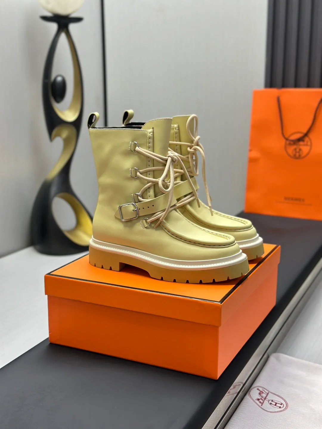 👟👟Ex-factory price 820👟👟 Hermes Martin boots fe new arrival~ Autumn and winter new Bouncing Martin boots casual shoes, the most comfortable shoes from Hermès, no one else⃣️, very light on the feet and good-looking, you will not feel tired when you go shopping and running around👍 The cowhide stitching feels good, very beautiful and versatile, very light and comfortable Hermès GD9321 is perfect for both sports and leisure. It feels great when you step on it! ✔️Fabric: Imported cowhide ✔️Inner lining: Imported silk sheepskin for lining insoles ✔️Outsole: Seamless combination of IP+TPU (multi-color letters) German technology irradiation machine ✔️Size: #35-40 code 🎁Top quality, simultaneous full set of packaging